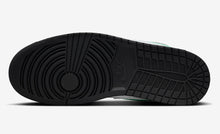 Cargar imagen en el visor de la galería, AIR JORDAN 1 LOW “GREEN GLOW”