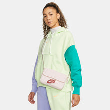 Cargar imagen en el visor de la galería, Nike Sportswear Women's Futura 365 Crossbody Bag (3L)