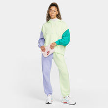 Cargar imagen en el visor de la galería, Nike Sportswear Women's Futura 365 Crossbody Bag (3L)