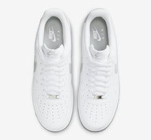 Cargar imagen en el visor de la galería, NIKE AIR FORCE 1 LOW “LIGHT SMOKE GREY”