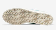 Cargar imagen en el visor de la galería, NIKE SB BLAZER COURT MID PREMIUM “BARELY GREEN”