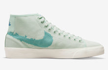 Cargar imagen en el visor de la galería, NIKE SB BLAZER COURT MID PREMIUM “BARELY GREEN”