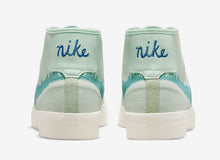 Cargar imagen en el visor de la galería, NIKE SB BLAZER COURT MID PREMIUM “BARELY GREEN”