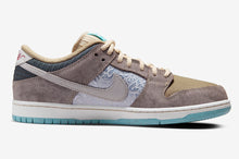 Cargar imagen en el visor de la galería, NIKE SB DUNK LOW “BIG MONEY SAVINGS”