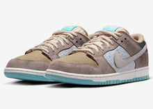 Cargar imagen en el visor de la galería, NIKE SB DUNK LOW “BIG MONEY SAVINGS”