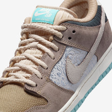 Cargar imagen en el visor de la galería, NIKE SB DUNK LOW “BIG MONEY SAVINGS”