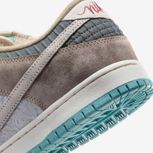 Cargar imagen en el visor de la galería, NIKE SB DUNK LOW “BIG MONEY SAVINGS”