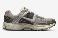 Cargar imagen en el visor de la galería, WMNS NIKE ZOOM VOMERO 5 “COBBLESTONE”