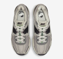 Cargar imagen en el visor de la galería, WMNS NIKE ZOOM VOMERO 5 “COBBLESTONE”