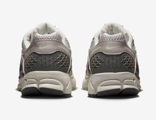 Cargar imagen en el visor de la galería, WMNS NIKE ZOOM VOMERO 5 “COBBLESTONE”