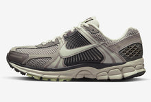 Cargar imagen en el visor de la galería, WMNS NIKE ZOOM VOMERO 5 “COBBLESTONE”