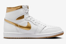 Cargar imagen en el visor de la galería, WMNS AIR JORDAN 1 HIGH OG “METALLIC GOLD”