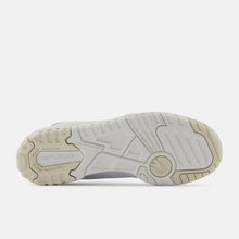 Cargar imagen en el visor de la galería, WMNS NEW BALANCE 550