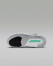 Cargar imagen en el visor de la galería, Air Jordan 3 Retro "Green Glow" GS