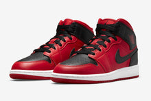 Cargar imagen en el visor de la galería, Air Jordan 1 Mid "Reverse Bred"