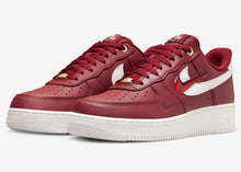 Cargar imagen en el visor de la galería, Nike Air Force 1 Low “Join Forces” Team Red