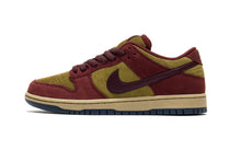 Cargar imagen en el visor de la galería, NIKE SB DUNK LOW  &#39;&#39; DARK TEAM RED OLIVE FLAK &#39;&#39;
