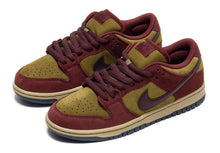 Cargar imagen en el visor de la galería, NIKE SB DUNK LOW  &#39;&#39; DARK TEAM RED OLIVE FLAK &#39;&#39;

