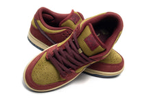 Cargar imagen en el visor de la galería, NIKE SB DUNK LOW  &#39;&#39; DARK TEAM RED OLIVE FLAK &#39;&#39;
