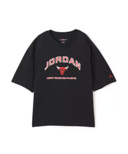 Cargar imagen en el visor de la galería, JORDAN BRAND M J FLT ESS BXY GFX SS CREW BLACK
