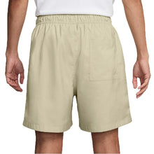 Cargar imagen en el visor de la galería, Nike Club Men's Woven Flow Shorts
