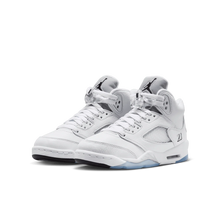 Cargar imagen en el visor de la galería, AIR JORDAN 5 RETRO "WHITE METALLIC" (GS)
