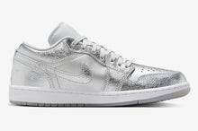 Cargar imagen en el visor de la galería, AIR JORDAN 1 LOW SE “METALLIC SILVER”
