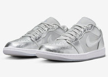 Cargar imagen en el visor de la galería, AIR JORDAN 1 LOW SE “METALLIC SILVER”
