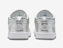 Cargar imagen en el visor de la galería, AIR JORDAN 1 LOW SE “METALLIC SILVER”
