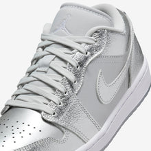 Cargar imagen en el visor de la galería, AIR JORDAN 1 LOW SE “METALLIC SILVER”
