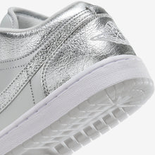 Cargar imagen en el visor de la galería, AIR JORDAN 1 LOW SE “METALLIC SILVER”
