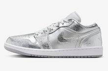 Cargar imagen en el visor de la galería, AIR JORDAN 1 LOW SE “METALLIC SILVER”
