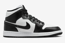 Cargar imagen en el visor de la galería, WMNS AIR JORDAN 1 MID “PANDA”
