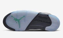 Cargar imagen en el visor de la galería, Jordan 5 Retro Green Bean
