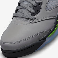 Cargar imagen en el visor de la galería, Jordan 5 Retro Green Bean
