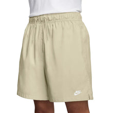 Cargar imagen en el visor de la galería, Nike Club Men's Woven Flow Shorts
