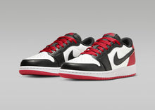 Cargar imagen en el visor de la galería, Jordan 1 Retro Low OG Black Toe (GS)
