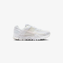 Cargar imagen en el visor de la galería, NIKE ZOOM VOMERO 5 WMNS
