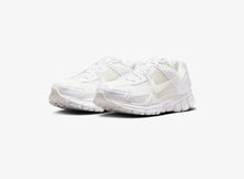 Cargar imagen en el visor de la galería, NIKE ZOOM VOMERO 5 WMNS
