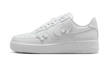 Cargar imagen en el visor de la galería, W NIKE AIR FORCE 1 LOW &#39;&#39; BUTTERFLY WHITE &#39;&#39;
