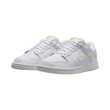 Cargar imagen en el visor de la galería, Nike Dunk Low Valentine's Day Yellow Heart
