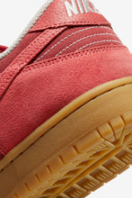 Cargar imagen en el visor de la galería, Nike SB Dunk Low
