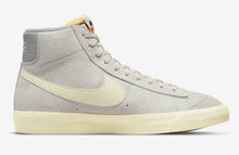 Cargar imagen en el visor de la galería, BLAZER MID '77 PREMIUM 'MEDIUM GREY'
