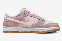 Cargar imagen en el visor de la galería, Nike Dunk Low Teddy Bear
