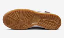 Cargar imagen en el visor de la galería, Nike Dunk Low Teddy Bear
