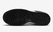 Cargar imagen en el visor de la galería, Nike Dunk Low Disrupt 2 Panda
