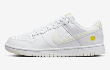 Cargar imagen en el visor de la galería, Nike Dunk Low Valentine's Day Yellow Heart
