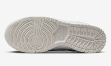 Cargar imagen en el visor de la galería, Nike Dunk Low Valentine's Day Yellow Heart
