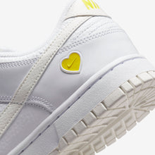 Cargar imagen en el visor de la galería, Nike Dunk Low Valentine's Day Yellow Heart
