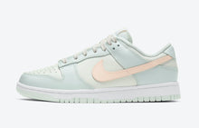 Cargar imagen en el visor de la galería, Nike Dunk Low varely green
